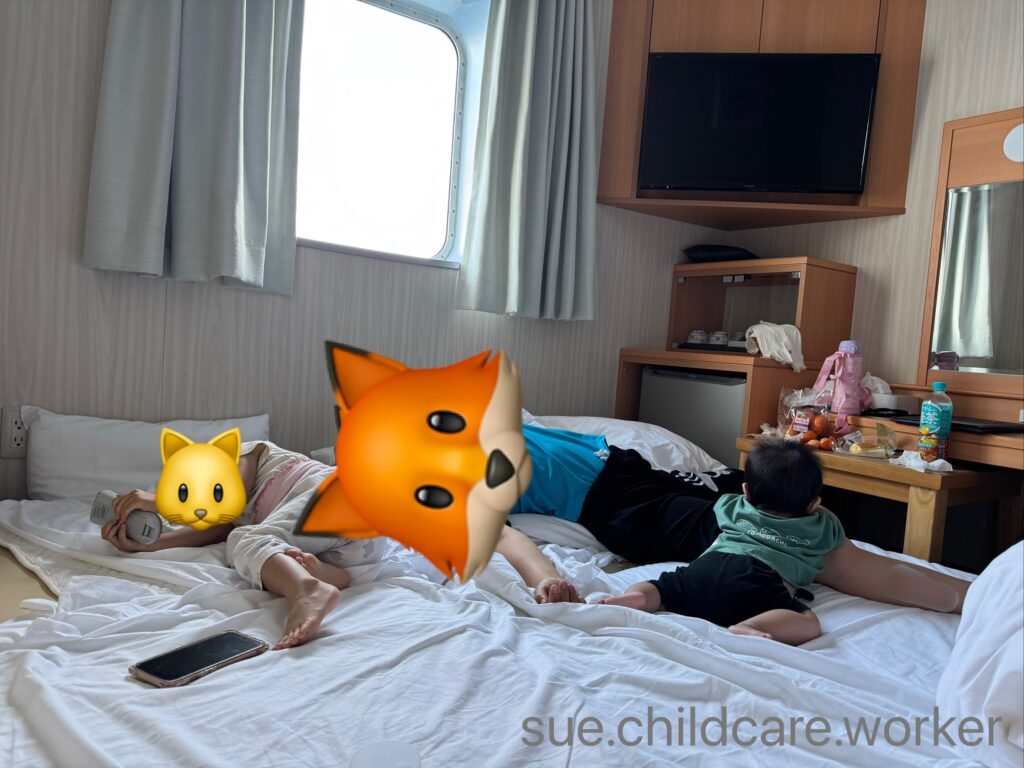 船内客室でくつろぐ親子