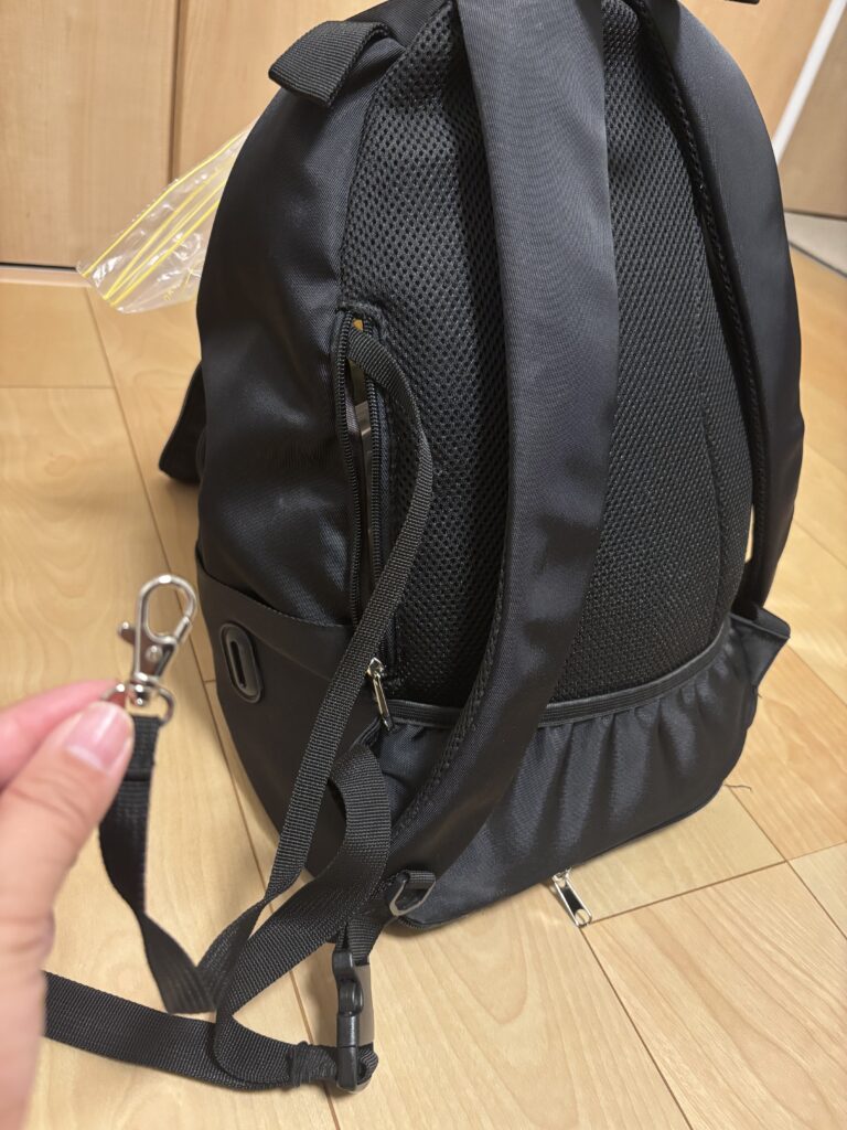 背中側から取り出せるマザーズリュックの鍵用ストラップ